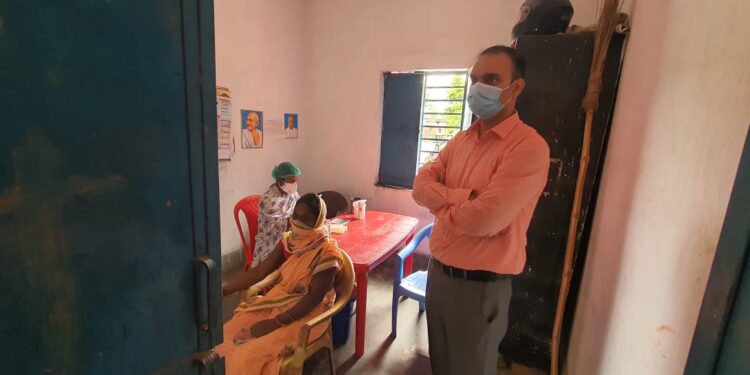 कोविड टीकाकरण कार्यों का डीएम ने किया निरीक्षण, कहा-टीकाकरण को ले बने गंभीर,दुष्प्रचार को करें खारिज*
