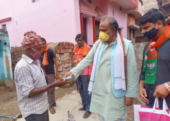 *जरुरतमंदों के बीच मास्क, साबुन और सेनीटाइजर वितरित,पीएम नरेंन्द्र मोदी के 7वें कार्यकाल मौके पर ‘सेवा ही संगठन है’ का दिखा भाव*