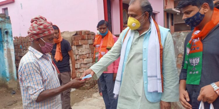 *जरुरतमंदों के बीच मास्क, साबुन और सेनीटाइजर वितरित,पीएम नरेंन्द्र मोदी के 7वें कार्यकाल मौके पर ‘सेवा ही संगठन है’ का दिखा भाव*