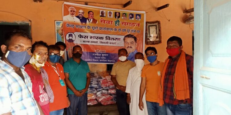 विधान पार्षद रजनीश कुमार द्वारा उपलब्ध कराया गया मास्क,नप क्षेत्रों में होगा वितरण