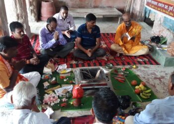 कोरोना महामारी पर विजय पाने के लिए पूजा-अर्चना के साथ किया हवन