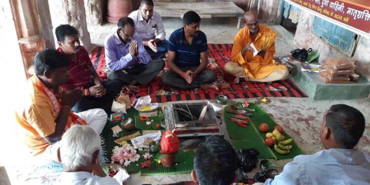 कोरोना महामारी पर विजय पाने के लिए पूजा-अर्चना के साथ किया हवन