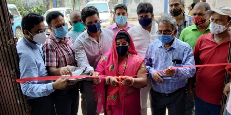 कोरोना से बचाव को ले पटना से पहुंची दो टीका एक्सप्रेस,नगर सभापति सीता कुमारी एवं पूर्व नगर सभापति मनोहर यादव ने प्रथम डोज लेकर आम लोगों को टीकाकरण के प्रति किया प्रेरित,नगर कार्यपालक पदाधिकारी ने आम लोगों से टीकाकरण के प्रति गंभीर होने का किया आह्वान