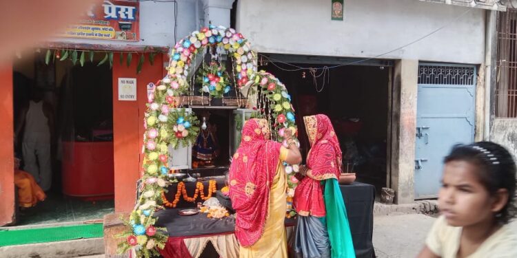 शनि दोष की मुक्ति के लिए शनिदेव महाराज की हुई विशेष पूजा,आज की पूजा पर पुजारी ने डाला प्रकाश