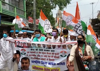 मोदी सरकार के विरोध में कांग्रेसजनों का गुस्सा एक बार फिर आखिर क्यों खाया उबाल!धरना-प्रदर्शन करते हुए उधेड़ कर रख दी बखिया