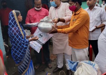 भीषण अग्निकांड में सब कुछ गंवा चुके पीड़ितों को भाजपा का मिला साथ,तो ग्रामीणों ने सहायता भावना को जमकर सराहा