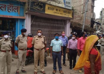 विभिन्न बाजारों की कई दुकानें हुई सील,चला वाहन व मास्क चेकिंग अभियान, जुर्माने की भी हुई वसूली, बाजारों का निरीक्षण करने निकली थी प्रशासनिक पदाधिकारियों की टोली