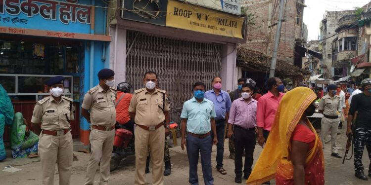 विभिन्न बाजारों की कई दुकानें हुई सील,चला वाहन व मास्क चेकिंग अभियान, जुर्माने की भी हुई वसूली, बाजारों का निरीक्षण करने निकली थी प्रशासनिक पदाधिकारियों की टोली