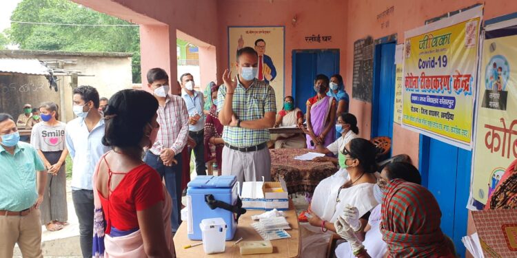 जिले को कोरोना संक्रमण मुक्त कराने का अभियान ला रहा रंग,टीकाकरण के महा अभियान में लोगों का दिखा खासा उत्साह,1 दिन में रिकॉर्ड 13222 व्यक्तियों द्वारा लिए गए टीके,डीएम ने जिलेवासियों को दिया धन्यवाद