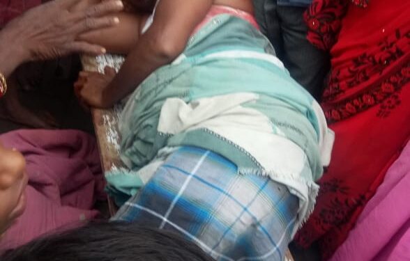 बाइक सवार बदमाशों ने किशोर पोद्दार को गोली मारकर किया बुरी तरह जख्मी,पुरानी रंजिश को ले ताड़ी उतारकर घर जा रहे रामलखन पर भी धारदार हथियार से जानलेवा हमला,हालत गंभीर