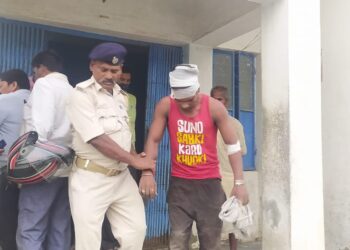 प्रेमिका को मोबाइल पहुंचाने आए प्रेमी को ग्रामीणों ने जमकर पीटा, मार दी सिर में गोली,1गिरफ्तार