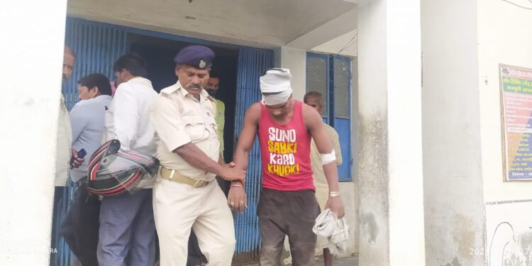 प्रेमिका को मोबाइल पहुंचाने आए प्रेमी को ग्रामीणों ने जमकर पीटा, मार दी सिर में गोली,1गिरफ्तार