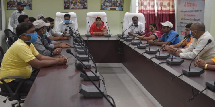 टीकाकरण महा अभियान का सफल होना तय,नगर पार्षदों ने भी कस ली कमर, नगर सभापति की अध्यक्षता में आयोजित हुई बैठक,कहा-कोरोना से सुरक्षित रखने को ले समाज के सभी लोगों का साथ जरुरी