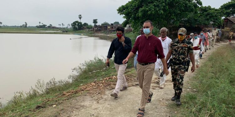 सफल रहा टीकाकरण महा अभियान,हजारों लोगों ने लिया टीका,नाव की सवारी कर बाढ़ प्रभावित इलाका पहुंचे डीएम ने की सभी की हौसला अफजाई, नगर सभापति व नगर पार्षदों ने भी अभियान की सफलता में निभाई सहभागिता,भ्रमण करती रही प्रशासनिक पदाधिकारियों की टोली