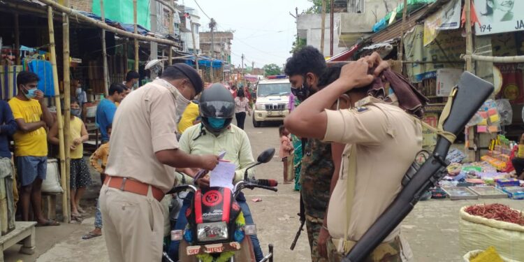 हो रही हद:टीकाकरण को ले चल रहा महा अभियान, लेकिन मास्क लगाए बिना लोग कर रहे खुलेआम भ्रमण