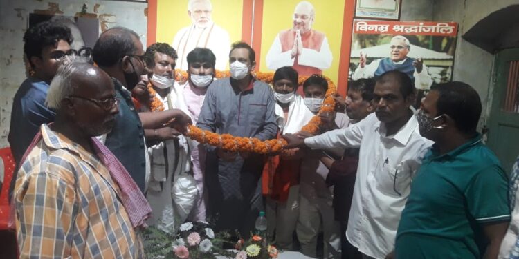 लोजपा सांसद चौधरी महबूब अली कैसर को चिराग समर्थकों के विरोध का करना पड़ा सामना… दिखाया काला झंडा,तो भाजपा कार्यकर्ताओं ने किया भव्य स्वागत,सौंपा मांग पत्र*