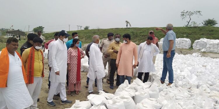 चाचा-भतीजे के बीच चल रहे तकरार के बीच अपनी जमीन तलाशने पहुंचे खगड़िया के लोजपा सांसद चौधरी महबूब अली कैसर, कटाव स्थल का लिया जायजा और खोलकर रख दी विकासात्मक कार्यों की पोटली,शनिवार को चिराग समर्थकों ने दिखाया था सांसद को काला झंडा*