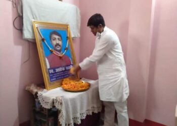 मत्स्यजीवी सहयोग समिति के दिवंगत मंत्री अशोक सहनी हत्याकांड के मुख्य आरोपियों की अभी तक क्यों नहीं गिरफ्तारी!परिजनों का दर्द सुनने पहुंचे बिहार सरकार के मंत्री मुकेश सहनी ने पूछ दिया गंभीर सवाल,पुलिस प्रशासन को खूब सुनाई खड़ी-खोटी,कहा पुलिस की नाकामियों के कारण गई अशोक सहनी की जान…पढ़े पूरी खबर