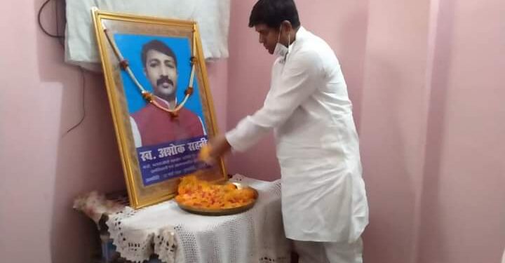 मत्स्यजीवी सहयोग समिति के दिवंगत मंत्री अशोक सहनी हत्याकांड के मुख्य आरोपियों की अभी तक क्यों नहीं गिरफ्तारी!परिजनों का दर्द सुनने पहुंचे बिहार सरकार के मंत्री मुकेश सहनी ने पूछ दिया गंभीर सवाल,पुलिस प्रशासन को खूब सुनाई खड़ी-खोटी,कहा पुलिस की नाकामियों के कारण गई अशोक सहनी की जान…पढ़े पूरी खबर