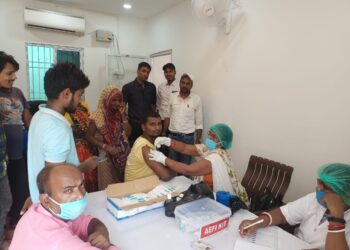 डीएम की अपील का नगर पार्षदों पर पड़ा खासा असर और नगर सभापति के नेतृत्व में पार्षदों ने टीकाकरण अभियान अभियान को गति देना शुरु किया तीनों पहर,15 जुलाई तक तमाम लोगों को कोविड का टीका लगना तय