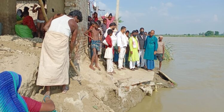 आखिर कब तक बागमती की कोख में समाते रहेंगे गरीबों के आशियाने और तमाशबीन बने रहेंगे विभागीय पदाधिकारी! ग्रामीणों का हाल देख जेडीयू जिलाध्यक्ष का पसीजा कलेजा,त्वरित कदम उठाए जाने का दिया भरोसा