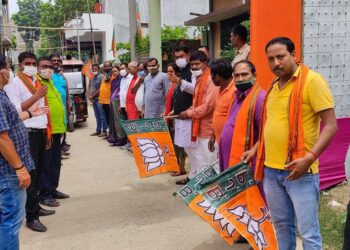 कोविड-19 जन जागरुकता रथ को रवाना किए जाने के पश्चात विधान पार्षद रजनीश ने कहा-कोरोना से बचाव के लिए टीका जरुरी,’टीकायुक्त खगड़िया,कोरोना मुक्त खगड़िया’का नारा किया बुलंद