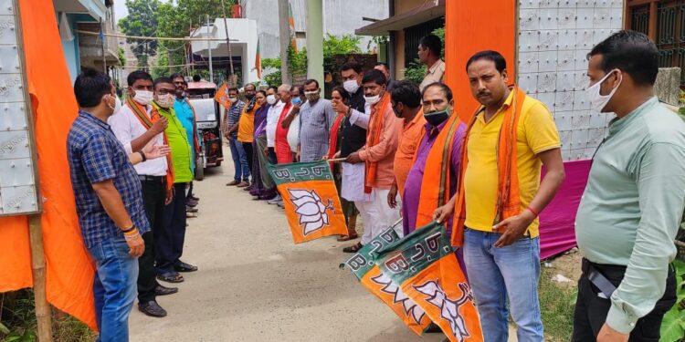 कोविड-19 जन जागरुकता रथ को रवाना किए जाने के पश्चात विधान पार्षद रजनीश ने कहा-कोरोना से बचाव के लिए टीका जरुरी,’टीकायुक्त खगड़िया,कोरोना मुक्त खगड़िया’का नारा किया बुलंद