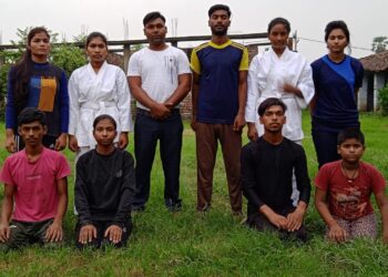 कराटे का प्रशिक्षण पाते हुए युवतियां सीख रही हैं आत्मसुरक्षा का गुर, एसभीएम मार्शल आर्ट द्वारा वर्षों से युवक-युवतियों को नि:शुल्क दिया जा रहा प्रशिक्षण*