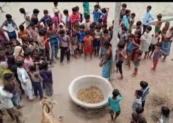 महज चोरी के आरोप में ग्रामीणों ने एक मानसिक रोगी को रस्सी के सहारे खूंटे में बांधकर जमकर पीटा, पुलिस कर रही है गंभीर पड़ताल