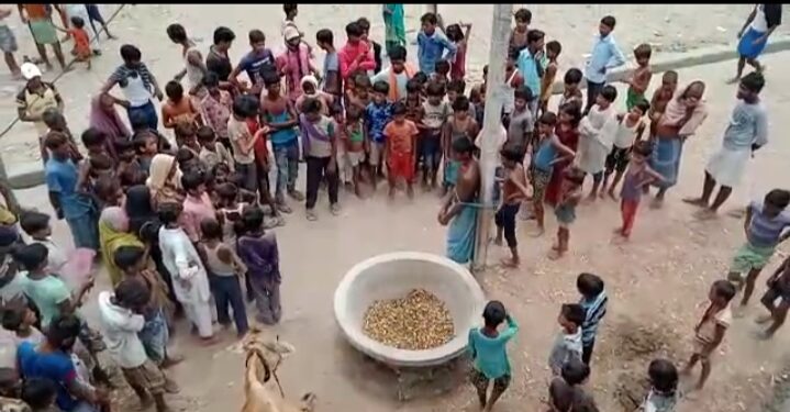 महज चोरी के आरोप में ग्रामीणों ने एक मानसिक रोगी को रस्सी के सहारे खूंटे में बांधकर जमकर पीटा, पुलिस कर रही है गंभीर पड़ताल