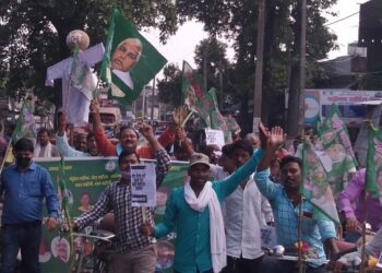 बढ़ती मंहगाई और अफसरशाही सहित अन्य मुद्दे को ले महागठबंधन नेताओं का फूटा गुस्सा, पीएम-सीएम का पुतला फूंककर निकाल लिया भड़ास