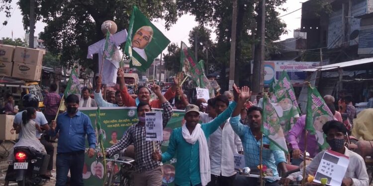 बढ़ती मंहगाई और अफसरशाही सहित अन्य मुद्दे को ले महागठबंधन नेताओं का फूटा गुस्सा, पीएम-सीएम का पुतला फूंककर निकाल लिया भड़ास