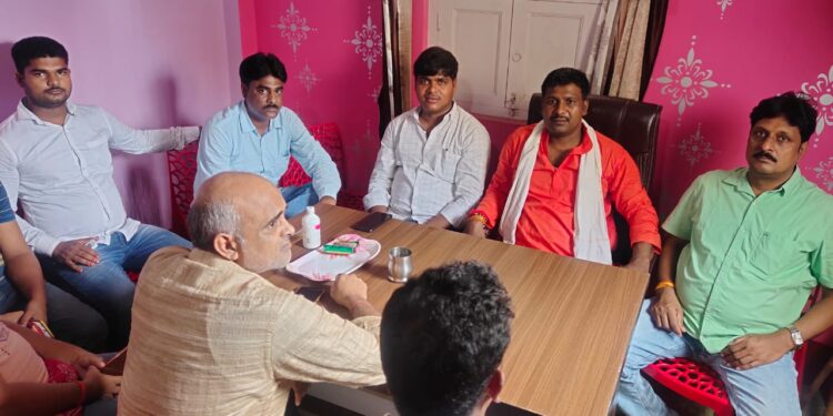 अवैध खनन के जिम्मेदार खनन पट्टेधारी सहित सक्षम पदाधिकारी पर कार्रवाई व सख्त सजा सुनिश्चित कराने के लिए कोर्ट में किया जाएगा मुकदमा दर्ज,ट्रक ऑनर एसोसिएशन की बैठक में लिया गया निर्णय