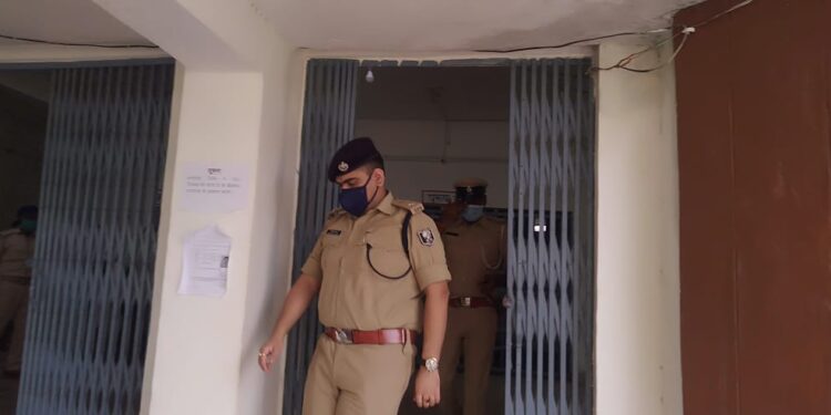 एसपी अमितेश कुमार ने बेलदौर थाना का किया औचक निरीक्षण,विभिन्न आपराधिक मामलों में संलिप्तों की गिरफ्तारी का आदेश किया जारी,कहा- पुलिस व पब्लिक के बीच तारतम्य स्थापित रहना बेहद जरुरी