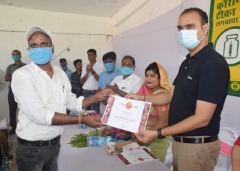 बज रही थी तालियां और दिख रहे थे डीएम द्वारा उमंग में भरे गए ‘रंग’ के वास्तविक रंग…डीएम ने कहा- शहर के लोग नहीं रहेंगे सुरक्षित,तो ग्रामीण क्षेत्र में बीमारी फैलने की बनी रहेगी आशंका,नगर परिषद क्षेत्र को किया गया सम्पूर्ण टीकाकृत घोषित