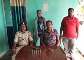 हथियार लहरा रहे इंगलिश को पुलिस ने दबोचा,1देसी कट्टा व 10जिंदा कारतूस भी किया जब्त