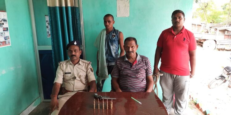 हथियार लहरा रहे इंगलिश को पुलिस ने दबोचा,1देसी कट्टा व 10जिंदा कारतूस भी किया जब्त