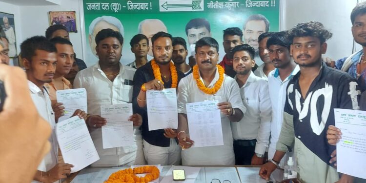 भाजपा के बाद अब जेडीयू ने भी संगठन की मजबूती का उठाया बीड़ा,कई युवाओं को महत्वपूर्ण पद देकर विरोधियों को आंख दिखाने की योजना है या बस संगठन विस्तार!