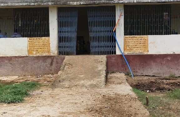 कब तक मौनी बाबा बने रहेंगे साहब!मवेशी,गोबड़ और गोईठा ही सरकारी भवनों की बन गई है पहचान,सरपंच लगाते हैं अपने दरवाजे पर पंचायत और कहते हैं कि किस-किससे लड़ाई लड़ें हम!*