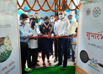 मरीज व परिजनों सहित अन्य लोगों को शुद्ध व सस्ता पौष्टिक भोजन के लिए नहीं पड़ेगा भटकना, सदर अस्पताल में ‘दीदी की रसोई’ का हो गया शुभारंभ, डीएम ने स्वयं टोकन लेकर उठाया भोजन का लुत्फ, कहा-यह रसोई एक नवप्रवर्तन कार्य