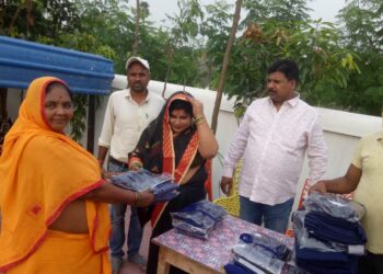 स्वतंत्रता दिवस के पूर्व जगह जगह चला साफ-सफाई अभियान,नगर परिषद के सफाई व चतुर्थवर्गीय कर्मियों के बीच नगर सभापति ने ड्रेस किया वितरित