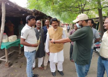 सदर विधायक छत्रपति यादव ने डीएम डॉक्टर आलोक रंजन घोष को आखिर क्यों बताया समाज का नूर-ए- नजीर!प्राथमिक शिक्षक संघ के जिलाध्यक्ष मनोज कुमार को भी बताया समाज का सारथी,कहा-समाज के प्रति समर्पण का अलग ही है मजा,कोरोना से लड़ने के लिए एकजुटता जरुरी