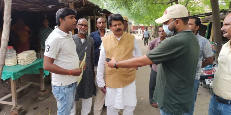 सदर विधायक छत्रपति यादव ने डीएम डॉक्टर आलोक रंजन घोष को आखिर क्यों बताया समाज का नूर-ए- नजीर!प्राथमिक शिक्षक संघ के जिलाध्यक्ष मनोज कुमार को भी बताया समाज का सारथी,कहा-समाज के प्रति समर्पण का अलग ही है मजा,कोरोना से लड़ने के लिए एकजुटता जरुरी