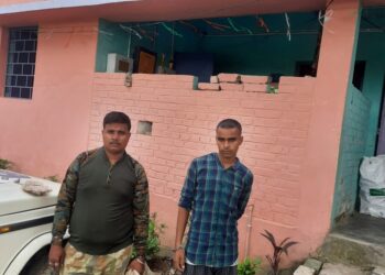 बाइक पर सवार होकर शराब की खेप पहुंचाने निकला था शिव,17 लीटर विदेशी शराब के साथ बहादुरपुर पिकेट पुलिस ने दबोचा,एसपी अमितेश कुमार के दिशा-निर्देश पर अभियान जारी, हड़कंप