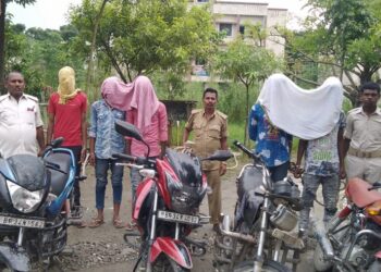 बेलदौर के नव पदस्थ थानेदार संतोष कुमार ने अपराधियों की हिलाकर रख दी है चूलें, चोरी की बाइक व मोबाइल के साथ पांच को दबोचा,एसपी अमितेश कुमार के दिशा निर्देश पर अभियान जारी, हड़कंप