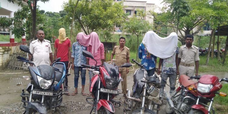 बेलदौर के नव पदस्थ थानेदार संतोष कुमार ने अपराधियों की हिलाकर रख दी है चूलें, चोरी की बाइक व मोबाइल के साथ पांच को दबोचा,एसपी अमितेश कुमार के दिशा निर्देश पर अभियान जारी, हड़कंप