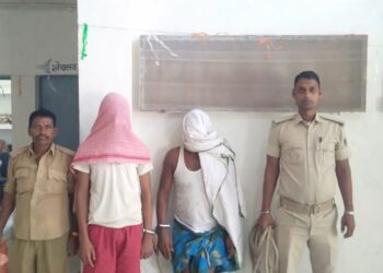 दोहरे हत्याकांड मामले में नवादा से मामा-भांजा गिरफ्तार,पुलिस वर्दी में पहुंचे अपराधियों ने तीन सगे भाईयों को बनाया था गोलियों का शिकार,दो भाईयों की घटनास्थल पर ही हो गई थी दर्दनाक मौत,एसपी के दिशा-निर्देश पर गिरफ्तारी अभियान जारी