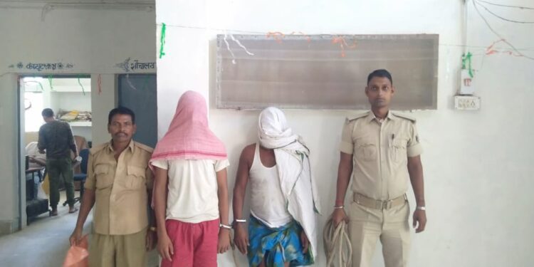 दोहरे हत्याकांड मामले में नवादा से मामा-भांजा गिरफ्तार,पुलिस वर्दी में पहुंचे अपराधियों ने तीन सगे भाईयों को बनाया था गोलियों का शिकार,दो भाईयों की घटनास्थल पर ही हो गई थी दर्दनाक मौत,एसपी के दिशा-निर्देश पर गिरफ्तारी अभियान जारी
