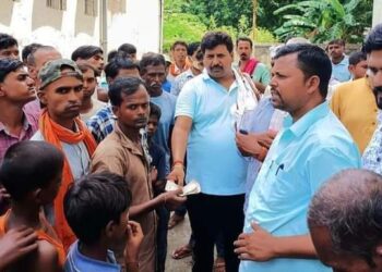 सड़क दुर्घटना में बुरी तरह जख्मी पति-पत्नी में से पति देवेन्द्र पासवान की मौत, नगर सभापति सह राजद नेता मनोहर यादव ने दी दाह संस्कार के लिए सहायता राशि