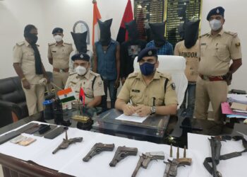 एन एच 31 पर लूट की योजना बना रहे तीन अपराधियों को महेशखूंट पुलिस ने हथियार व कारतूस के साथ दबोचा, एक हुआ फरार,काजीचक में चल रहे अवैध हथियार के कारोबार का भी हो गया भंडाफोड़, हथियारों के साथ कारोबारी धराया, एसपी के दिशा-निर्देश पर अभियान जारी